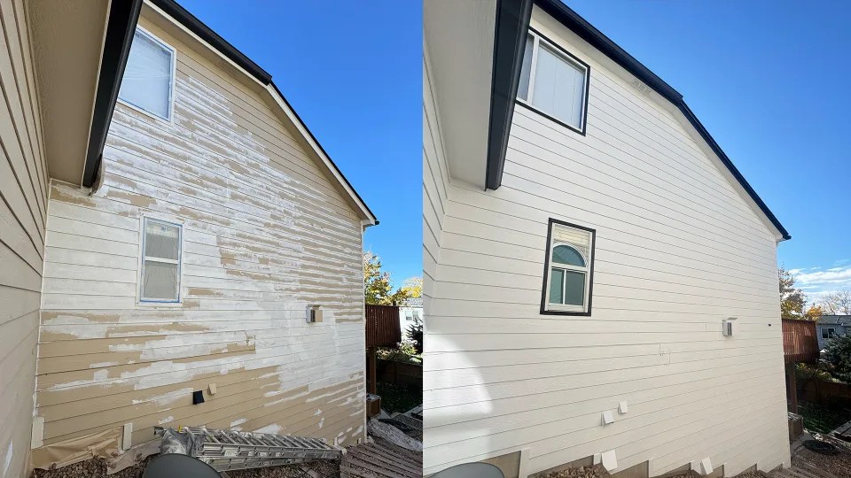 Siding lateral de una casa con reparaciones masilladas listas para pintar