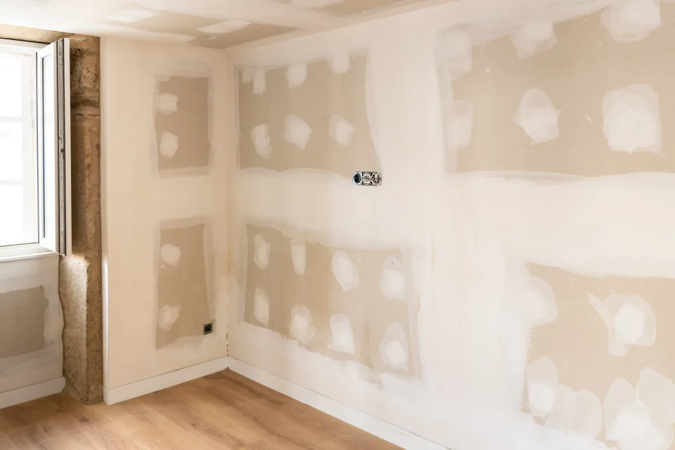 Interior enmascarado con plásticos y cinta durante reparaciones previas a la pintura