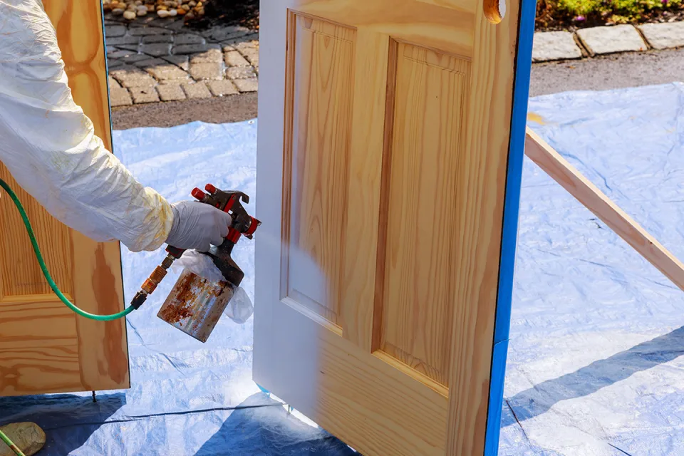 Molduras, zócalos y gabinetes blancos con acabado esmaltado en una cocina