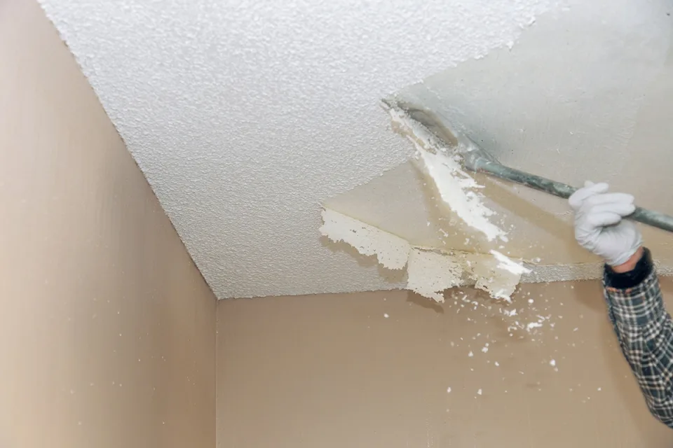 Techo liso sin gotelé en una cocina amplia con luces empotradas